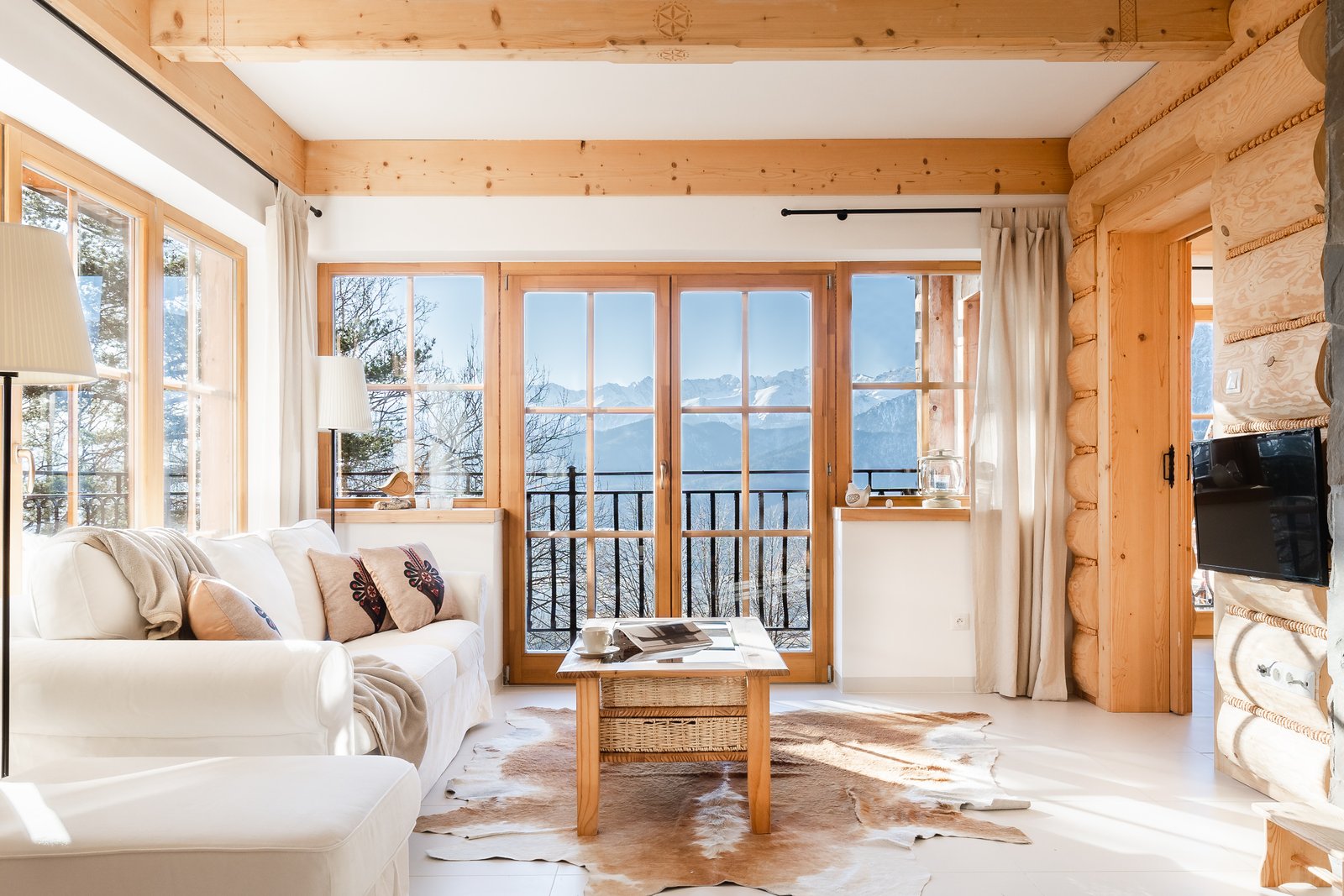 Współpraca z agencjami - jasny salon w stylu zakopiańskim